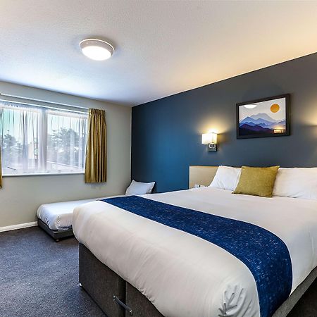 Days Inn Hotel Флит Экстерьер фото